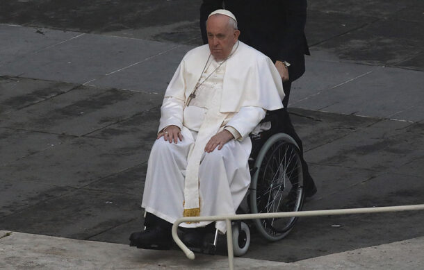 Papa Francisco sigue estable mientras continúa tratamiento en el hospital