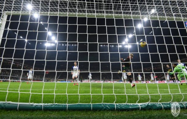 Santiago Giménez anota su primer gol en la Serie A con el Milán