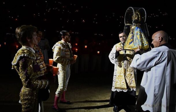 El torero Diego Sánchez triunfa en Corrida de las Luces en GDL