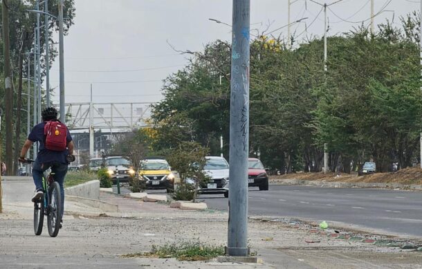 Escombros de obra de Arena GDL obstruyen ciclovía de Periférico