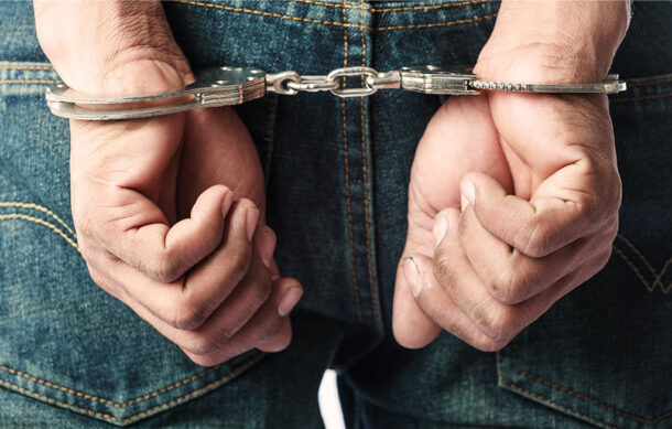 Persecución termina con un detenido y una camioneta robada recuperada