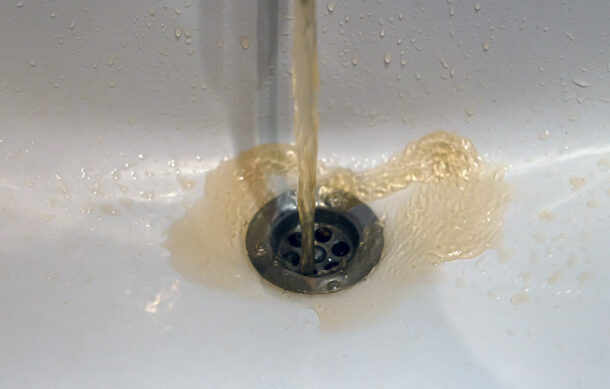 Se manifiestan en Casa Jalisco por agua sucia en ZMG