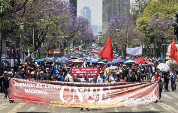 CNTE marcha en CDMX por demandas laborales y pensiones