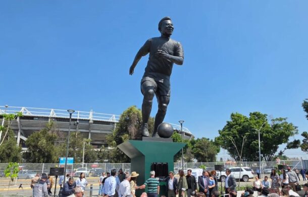 Inauguran escultura en honor a “Pelé” frente al Estadio Jalisco