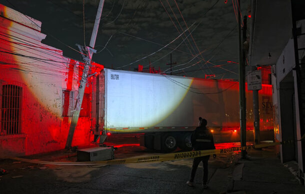 Tráiler derriba poste y deja sin luz a vecinos de la colonia Reforma