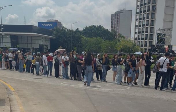 Cientos de personas hacen fila para el concierto de esta noche en La Minerva