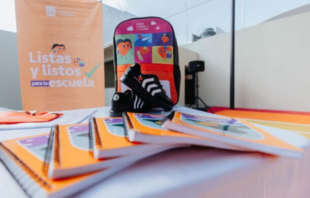 Inicia entrega de útiles y uniformes para estudiantes de Guadalajara