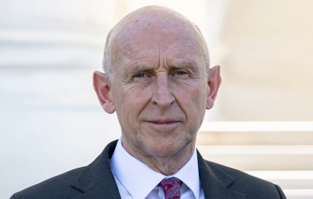Renuncia ministro de Defensa británico por gasto militar