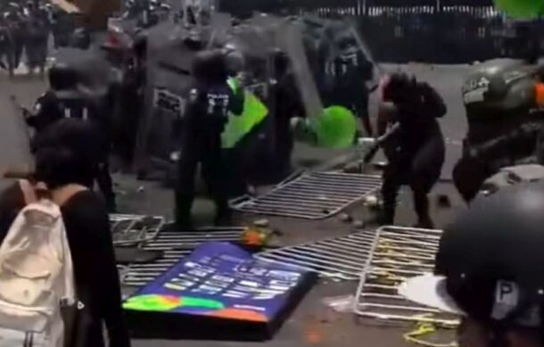 Por lo menos tres detenidos deja enfrentamiento entre antimundialistas y policías en CDMX