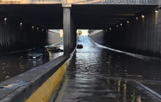Persiste inundación en paso a desnivel de carretera a Nogales; hay tres vehículos varados
