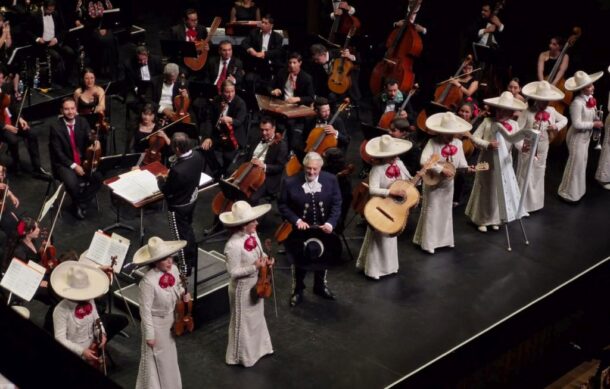 El tenor Plácido Domingo pone de pie al público tapatío