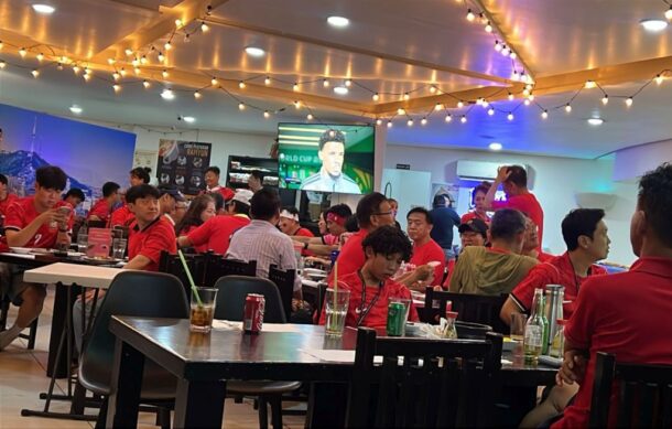 Coreanos celebran triunfo de su selección en Guadalajara y agradecen el apoyo mexicano
