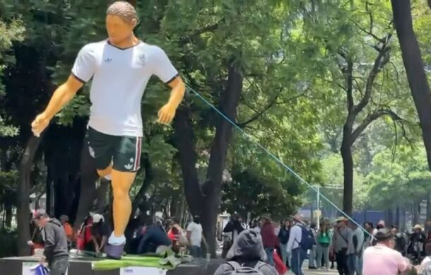La CNTE derriba figuras mundialistas durante protesta en CDMX