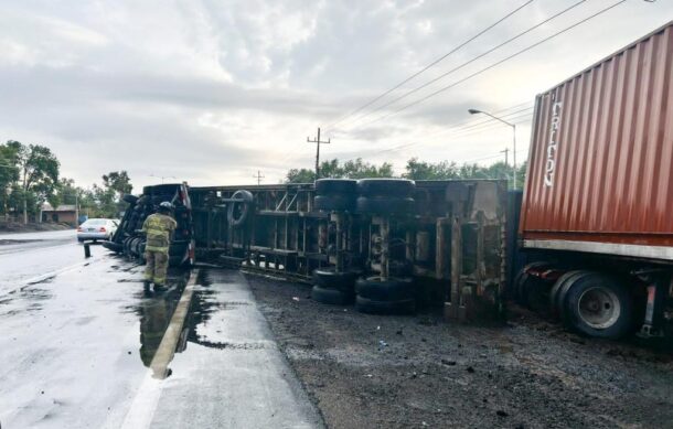 Volcadura de tráiler provoca severo congestionamiento en carretera a Morelia