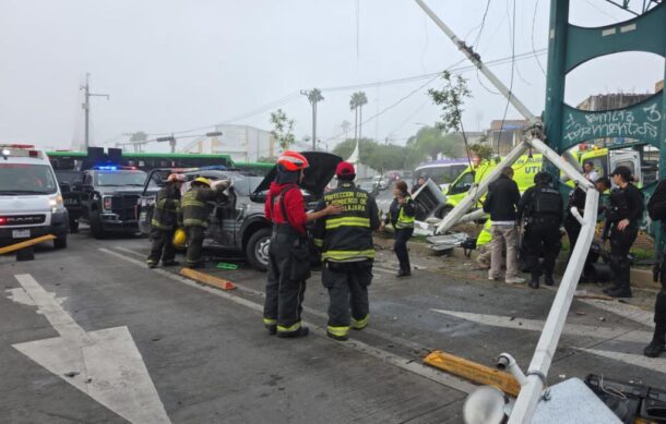 Choque entre unidad del transporte público y patrulla estatal deja dos policías lesionados